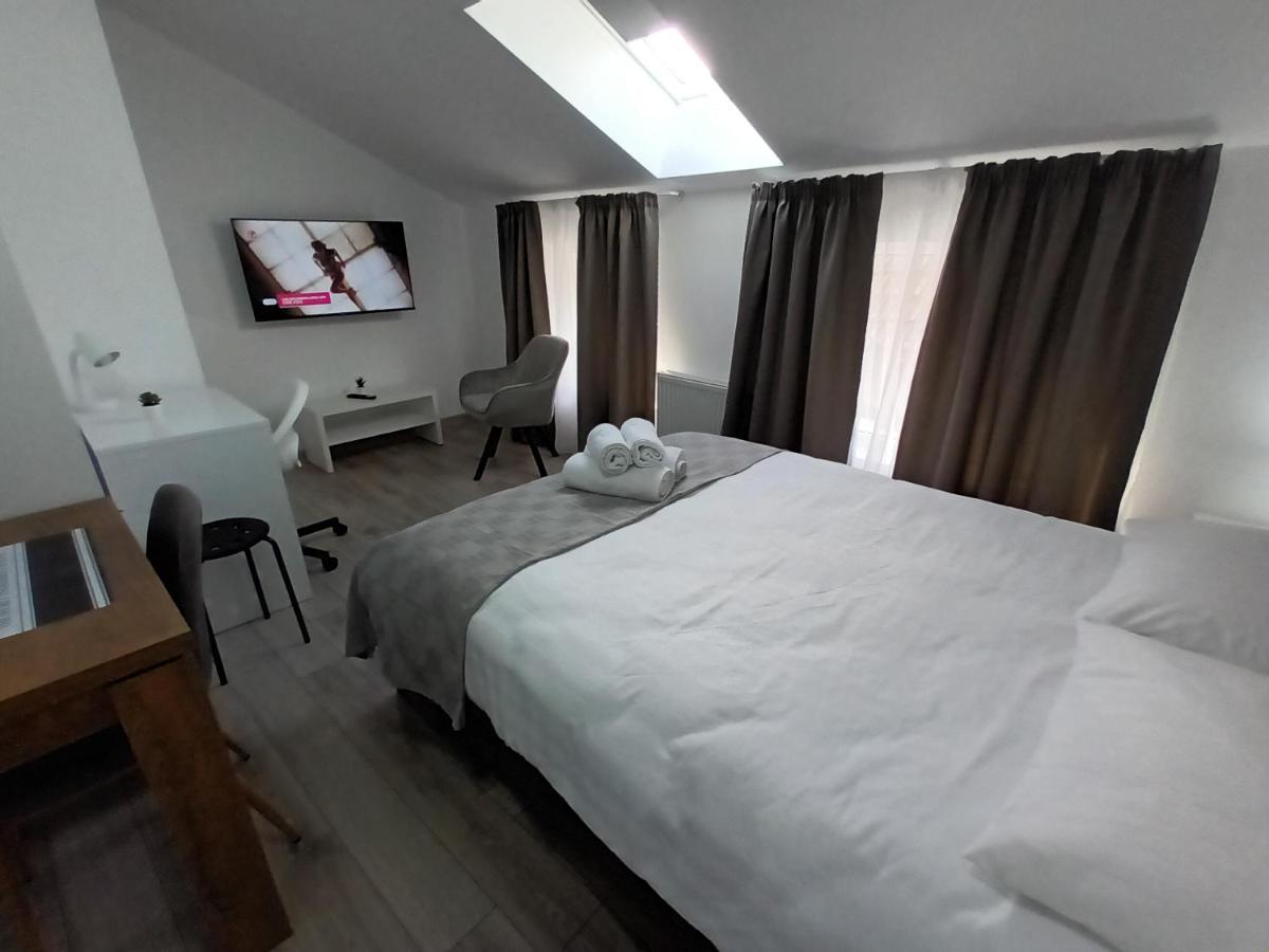 Old Town Studio Apartments 바이아마레 외부 사진