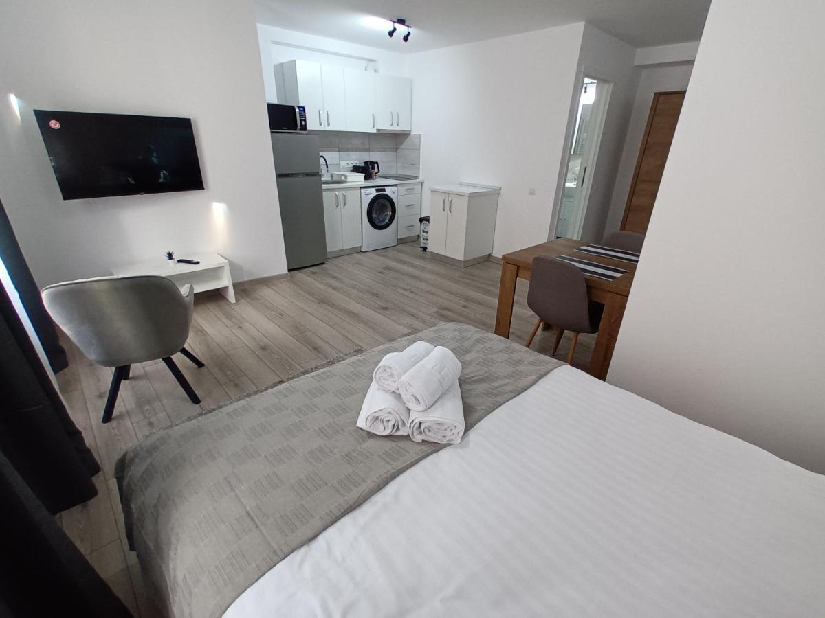 Old Town Studio Apartments 바이아마레 외부 사진