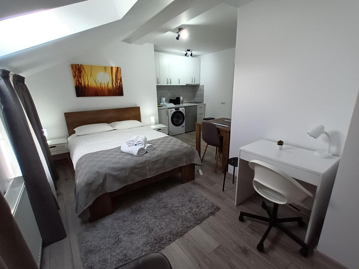 Old Town Studio Apartments 바이아마레 외부 사진