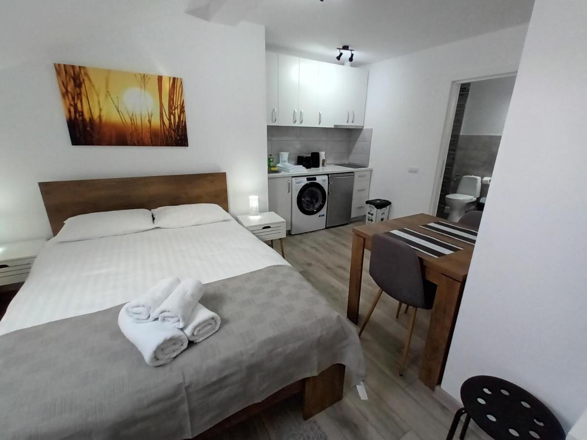 Old Town Studio Apartments 바이아마레 외부 사진
