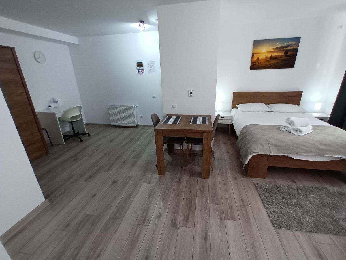Old Town Studio Apartments 바이아마레 외부 사진